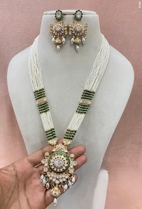 Collier Kundan élégant en plaqué or avec boucles d'oreilles Collection de bijoux indiens pour femmes et filles - Product Image 3