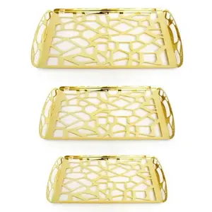 Plateau de service en métal décoratif fait à la main au meilleur prix avec finition dorée utilisé pour la décoration de la maison et le service - Product Image 1