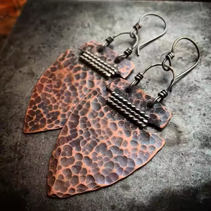 Boucles d'oreilles modernes en cuivre pour femmes Bijoux faits à la main minimalistes Boucles d'oreilles élégantes en métal léger de style goutte ou cerceau pour un usage quotidien - Product Image 2