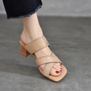 Pantoufles en cuir pour femmes, pour l'intérieur et l'extérieur, sandales confortables et souples, mules de maison avec semelle antidérapante pour la maison - Product Image 2