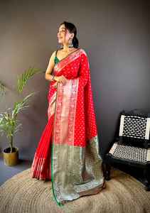 ทอจากผ้าไหมแท้ลายลิ้นจี่ที่มีเนื้อสัมผัสนุ่มอย่างดีด้วยผ้าจาริทอส่าหรีชาริ - Product Image 3