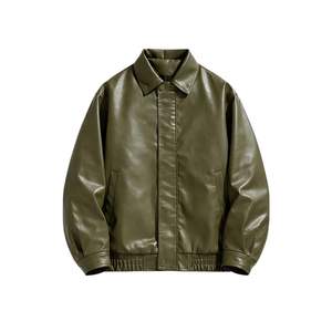 C'est une veste bomber en similicuir surdimensionnée pour homme en vert olive. - Product Image 1