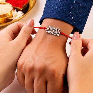 Bracelet de charme tendance Zarkan Silver Rakhi avec Roli Chawal « J'aime mon frère » - Product Image 2