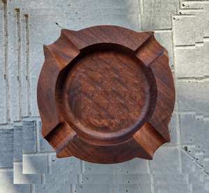 Cendrier en bois gravé Cendrier en bois d'acacia Porte-cigare et cendrier à fumer pour voiture facile à manipuler - Product Image 1