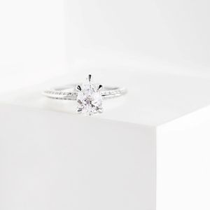 แหวนหมั้นสำหรับผู้หญิงมีขอบตัดเพชรลูกแพร์พร้อมสำเนียง - Product Image 4