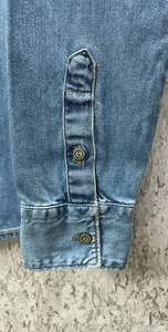 Camisa informal Urban Vanguard, Utilidad de mezclilla desgastada con características antiarrugas y antibolitas, tejido de punto teñido liso - Product Image 4