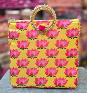 Sacs à main à bandoulière imprimés Patola brodés indiens assortis pour femmes cadeau de faveur de mariage parfait - Product Image 4