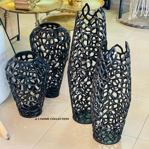 Pares Exclusivos De 4 Floreros Decorativos De Metal De Aluminio Chapado En Negro Clásico Diseño Costero Hecho A Mano - Product Image 1