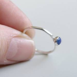 "Anillo apilable de lapislázuli azul, conjunto de bisel de plata esterlina, piedra" - Product Image 3