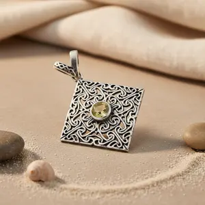 Colgante de Plata 925 con Filigrana Cuadrada, Gema Verde, Estilo Religioso, Chapado en Rodio, Regalo de Joyería para Ocasiones Religiosas, India - Product Image 3