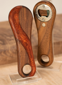 Abrebotellas de resina y madera Artesanía Mango madera Bar Gadgets Artesanía Abrebotellas de resina epoxi de colores Venta caliente - Product Image 2
