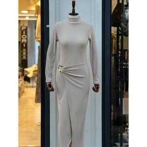 Vestido ajustado negro con tela otomana, detalle de hebilla y abertura, silueta elegante - Product Image 2