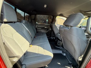 MÁS VENDIDO EN 2023 R-AM 1-500 CREW CAB 4X4 TRADESMAN TRANSMISIÓN AUTOMÁTICA ASIENTOS DE CUERO - Product Image 3