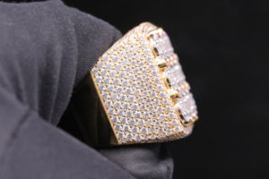 Anillo de Compromiso de Lujo Chapado en Plata con Moissanita de 0.5 Quilates, Gema DEF, Engaste de Puntas - Product Image 5