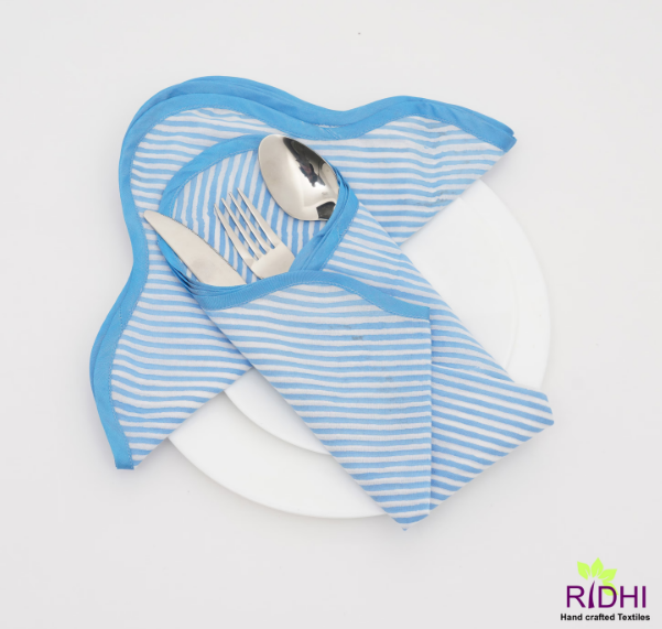 สีฟ้าและสีขาว