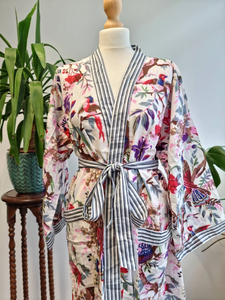 Kimono tropical en pur coton imprimé à la main Robe de maison en blanc gris bleu avec des oiseaux de paradis doux imprimé décontracté pour le printemps/été - Product Image 2