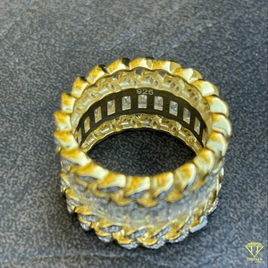 Elegante anillo de banda ancha chapado en oro con piedras preciosas transparentes brillantes y diseño de enlace intrincado para mujeres y hombres - Product Image 4