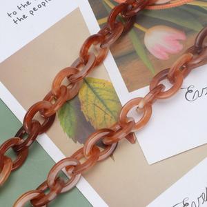 สร้อยคอเรซิ่นขนาดใหญ่สองสี ดีไซน์ลายศิลปะพื้นบ้าน โดดเด่นด้วยสีสันหลากหลาย สำหรับตกแต่งบ้าน มีจำหน่ายแล้ว - Product Image 5