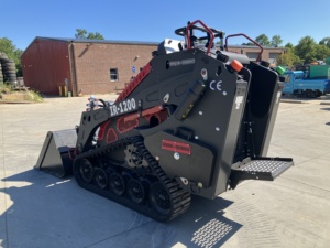 รถตักล้อยางขนาดเล็ก รุ่น IR1200 ปี 2025 ยี่ห้อ Iron Rhino แบบรางกว้าง ใช้เครื่องยนต์ Kubota พร้อมเกียร์บ็อกซ์ มอเตอร์ประสิทธิภาพสูง ปั๊มไฮดรอลิก Huade 48V/220V - Product Image 6