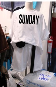 ชุดเสื้อผ้า2ชิ้นสำหรับผู้หญิงชุดเสื้อผ้าผ้าฝ้ายโอเวอร์ไซส์2ชิ้นเสื้อกางเกงขาสั้นเปิดไหล่เลือกลายได้สำหรับฤดูร้อน2025 - Product Image 5