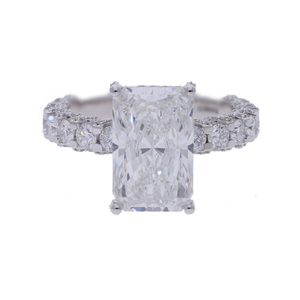 Bague de fiançailles en or 14 carats avec diamant de laboratoire avec centre de coupe rayonnante de 5 carats et pierres latérales rondes plaquées rhodium certifiées IGI - Product Image 3