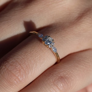 Bague de fiançailles en diamant taille ovale 8x6mm avec pierres latérales marquises | Bijoux de mariée minimalistes en argent sterling plaqué or 18 carats - Product Image 6