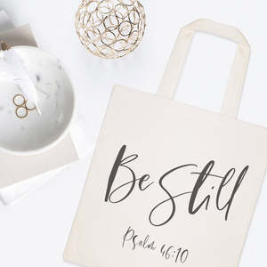 กระเป๋าผ้าแคนวาสลาย "Be Still Psalm 46:10" พร้อมงานปักและตกแต่งตัวอักษร ปิดแบบเปิดและมีเชือกผูก เหมาะสำหรับทุกฤดูกาล - Product Image 3