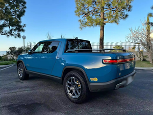 R1T 2024 Usado en Buenas Condiciones, Volante a la Izquierda, Asientos de Cuero, Automático, Portaequipajes de Aluminio R17, Cámara Trasera - Product Image 4