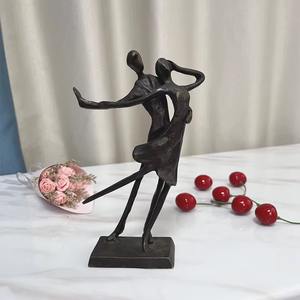 Les sculptures de couple en métal symbolisent l'amour éternel grâce à des matériaux qui résistent au temps, aux intempéries et aux tendances changeantes. - Product Image 3