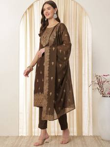<b>Women</b> Floral Printed Regular Kurta with Trousers & With Dupatta - Product Image 3