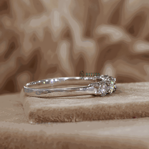 แหวนหมั้นทรงน่ารักประดับเพชรโมอิสซาไนต์ทรงกลมขนาด 4 มม. 5 เม็ด แบบฝังหนามเตย สำหรับผู้หญิง ทำจากทองคำขาว 10K สีโรสโกลด์ - Product Image 2