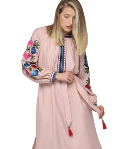 Robes ukrainiennes brodées pour femmes, manches bouffantes longues, col en V, longueur mollet, fente latérale - Product Image 1