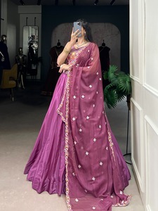 Crêpe de Soie de Designer avec Paillettes et Broderie de Fil Lehenga Choli Fabricant de l'Inde à Vendre - Product Image 3