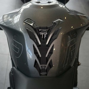 Adesivo Protettivo Serbatoio Moto 3D Compatibile per Triumph Street Triple 765 R 2023 - Nuovo Stile - Product Image 1