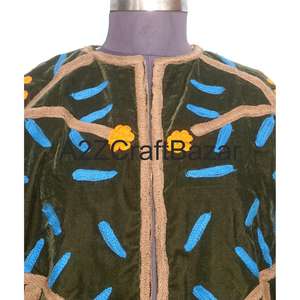 Chaqueta de Terciopelo Vintage de Rajasthan para Invierno, Bordado Floral, Cuello Redondo, Borde Estilo Suzani, Mangas Largas, Forro de Algodón Puro - Product Image 3