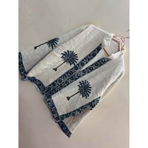 Chaqueta de algodón estampada a mano en color marfil sin teñir con ribete de chevron en ébano - Product Image 3