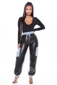 Venta al por mayor de alta calidad OEM ODM cuero negro azul de las mujeres de la mezcla de mezclilla Cargo Joggers pantalones para las mujeres - Product Image 3