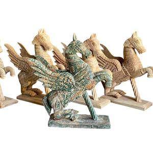 Majestuoso Gallo Alado: Diseño Animal Tradicional Hecho a Mano - Product Image 3