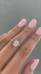 Bagues de mariage solitaire de luxe en or massif 18 carats personnalisées, serties de diamants solitaires blancs cultivés en laboratoire de 1.5 ct. - Product Image 2