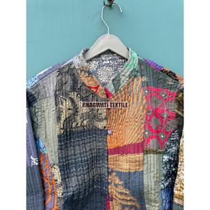 Veste polaire matelassée indienne à la main pour femmes Manteau d'hiver court en coton réversible pour filles Techniques imprimées pour la saison d'automne - Product Image 4
