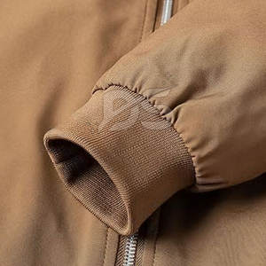 เสื้อแจ็คเก็ตบอมเบอร์ผู้ชาย ผ้าโพลีเอสเตอร์/ไนลอน กันน้ำ ระบายอากาศ แห้งเร็ว เป็นมิตรกับสิ่งแวดล้อม พร้อมบริการสกรีนโลโก้ด้านหน้าแบบกำหนดเอง รับผลิตแบบ OEM ขายส่ง - Product Image 5