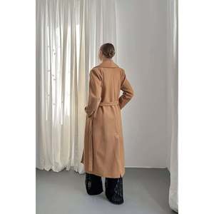 Venta al por mayor de abrigos midi con cinturón Camel de tela tejida - Product Image 4