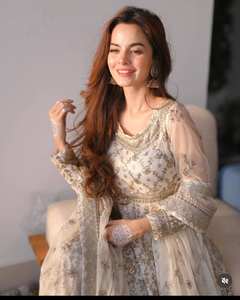 ชุดเดรสงานแต่งงานดีไซน์ใหม่สำหรับงานปาร์ตี้และงานดิวาลี พร้อมชุดกางเกงและผ้าคลุมไหล่ ผ้าฟ็อกซ์จอร์เจตต์เนื้อหนาแบบกลับด้านได้ - Product Image 3