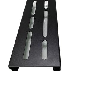 مصنع تصنيع المعدات الأصلية الألومنيوم بأكسيد مخصصة الغيتار الملونة قابل للتعديل أداة دواسة شعار حقيبة حزمة CNC OEM لوحة الغيتار - Product Image 5