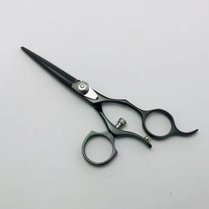 Tijeras de Peluquería Profesionales de Titanio Negro de 5.5 Pulgadas con Mango Giratorio de 360 Grados para Peluquería y Salón - Product Image 3