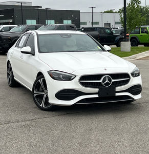 ราคาโปรโมชั่นปี 2024 เมอร์เซเดส-เบนซ์ ซี 300 เครื่องยนต์ 2.0 ลิตร เทอร์โบชาร์จ 4 สูบ ระบบมิลด์ไฮบริด 48V - Product Image 1