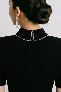 Belles robes noires pour femmes Robe mi-longue A-line Matériel de bonne qualité ILY CHAIN DETAIL ROBE MIDI Marque de vêtements durables - Product Image 5