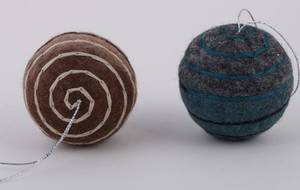 Boule à spirale bicolore en feutre - Product Image 2