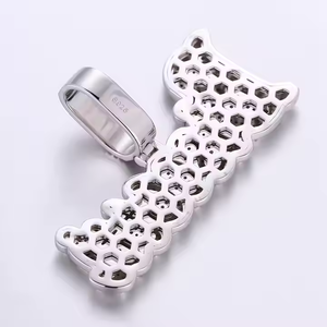 จี้เพชรโมอิสซาไนต์ทรงเหลี่ยมแบบฮิปฮอปสำหรับทุกเพศ 4 กะรัต เงินแท้ 925 ชุบสแตนเลส ได้รับการรับรองจาก IDGL ทันสมัยและเป็นเอกลักษณ์ - Product Image 4