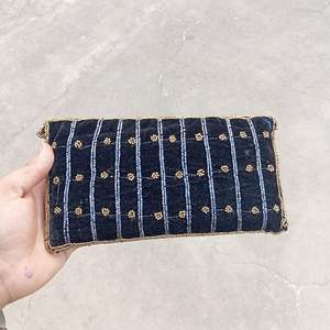 Pochette perlée de velours noir, sac de soirée d'embrayage de mariage Floral bleu, pochette perlée à la main avec bandoulière tressée, sac à main rétro - Product Image 2